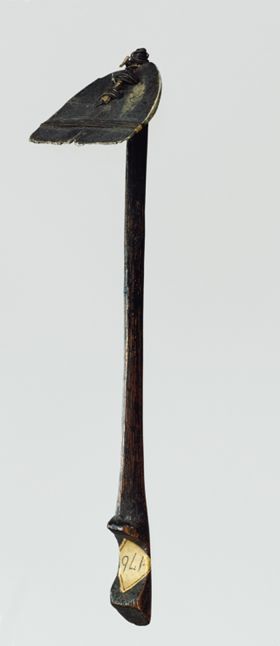 oz436.jpg Tattooing comb made of wood and plant fibre. The blade is made from bone.