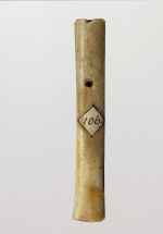 Flute koauau Flute made of long bone, perforated on one side.