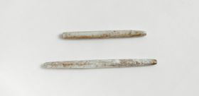 34.jpg Ear sticks of two long, round and white rods polished, made from a seashell.