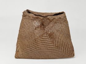 Basket kato Basket, made of pandanus leaves with a cordage of plaited coconut fibre.