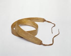 Belt tatua Matted belt made of flax, ending at each end in a plaited band.
