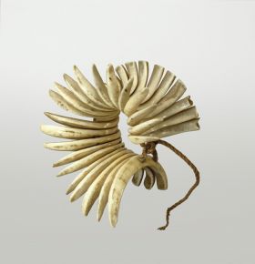 Bracelet kupe’e ho’okalakala Bracelet made from boar tusks, smoothed and polished and strung together evenly on a cord.