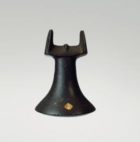 Pounder penu Pounder made from a single piece of black basalt with polished finish. The object consists of a pounding surface, neck and a head part.