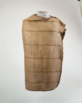 Cloak mai muka Hand-woven cloak made of flax, with six brown, stripes and brown, patterned edges on the long sides.