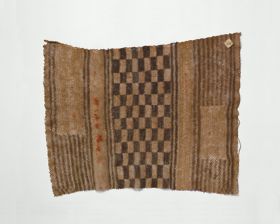 Apron ta’ovala Apron made of plant fibre and hand-woven into fine netting that forms a stripe and chequered pattern.