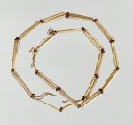 Necklace tuinga kahoa Necklace consisting of pairs of brown snail-shells and bird bones arranged alternately on a string.