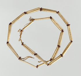 Necklace tuinga kahoa Necklace consisting of pairs of brown snail-shells and bird bones arranged alternately on a string.
