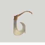 Fishhook makau paweo Fishhook made of mother-of-pearl with a straight shank and a barb located on the outer side of the hook, directly below the point.