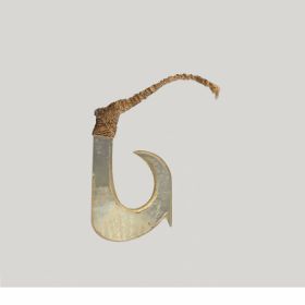 Fishhook makau paweo Fishhook made of mother-of-pearl with a straight shank and a barb located on the outer side of the hook, directly below the point.