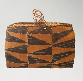 Basket kato mosi kaka Rectangular-shaped basket made of coconut fibre and decorated with shells.