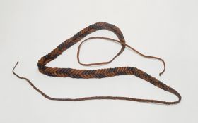 Rope no’o Rope made of reddish-brown and blackish-brown coconut fibre cords plaited together several times.